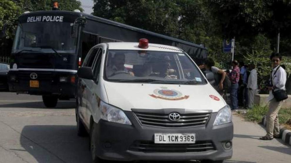 Mueren 15 personas electrocutadas cuando cruzaban un puente en la India