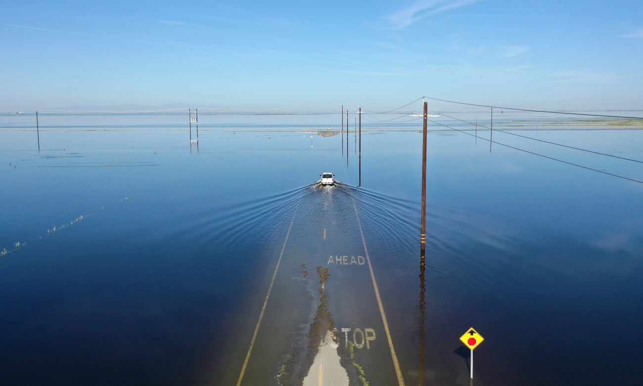 “Mantente alejado del agua”: ¿Qué hay al acecho debajo del lago zombie de California?