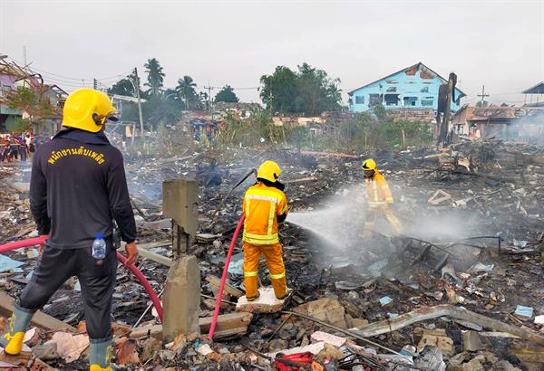 Al menos nueve muertos tras explosión en almacén de fuegos artificiales en Tailandia