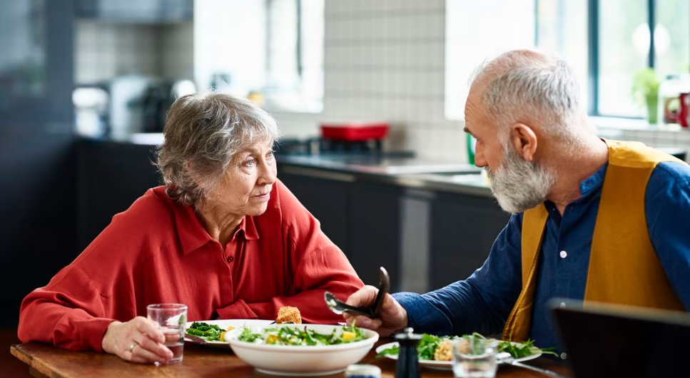 Los alimentos que una persona debe dejar de consumir después de los 60 años