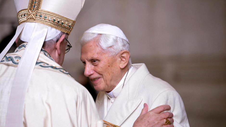 ¿Qué está pasando en el Vaticano y el misterioso avión que sobrevoló Roma con un extraño mensaje?