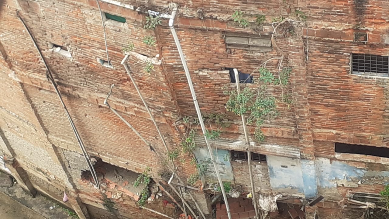 Desalojan viviendas cercanas al Colegio La Salle por estragos de las lluvias y riesgo de crecida de la quebrada Catuche (Fotos)