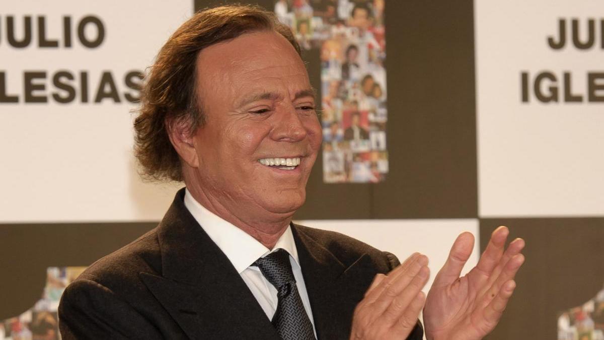 ¡Llegó julio! Y con el los mejores memes y la reacción de Julio Iglesias ante las divertidas imágenes