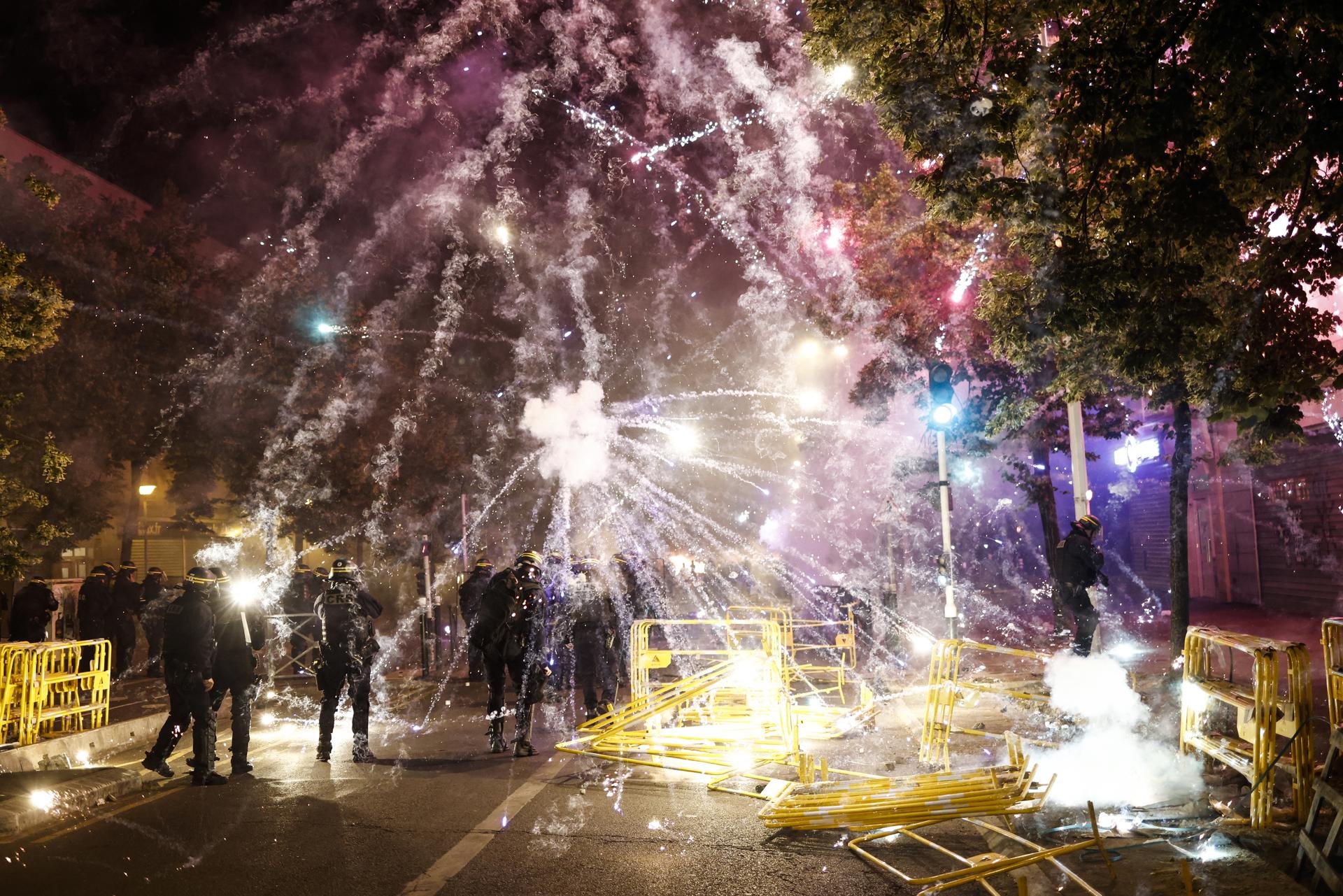 Francia anuncia despliegue masivo de fuerzas de seguridad por tercera noche consecutiva