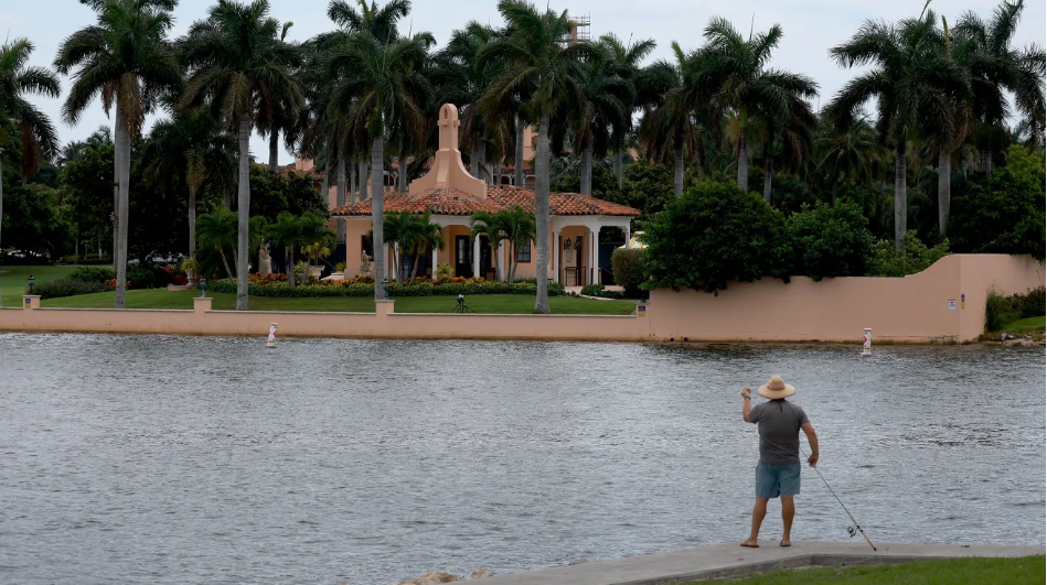 Quién es Carlos De Oliveira, el empleado de Trump acusado por el Departamento de Justicia de EEUU