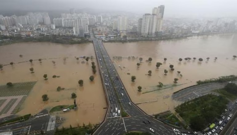 Aumentan a 37 las víctimas mortales por las intensas lluvias en Corea del Sur