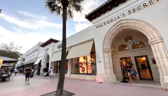 Hombre que amenazaba con cuchillo a rehén en Victoria’s Secret de South Beach es baleado por la policía