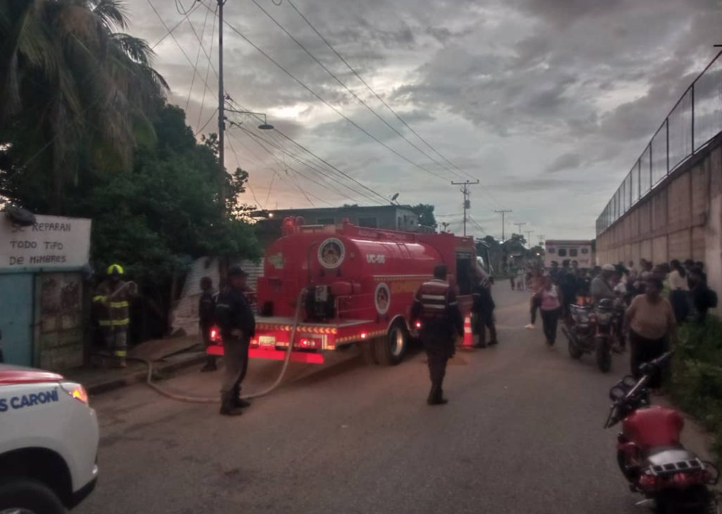 Mujer poseída por los celos le pegó candela a su rancho en barrio de San Félix