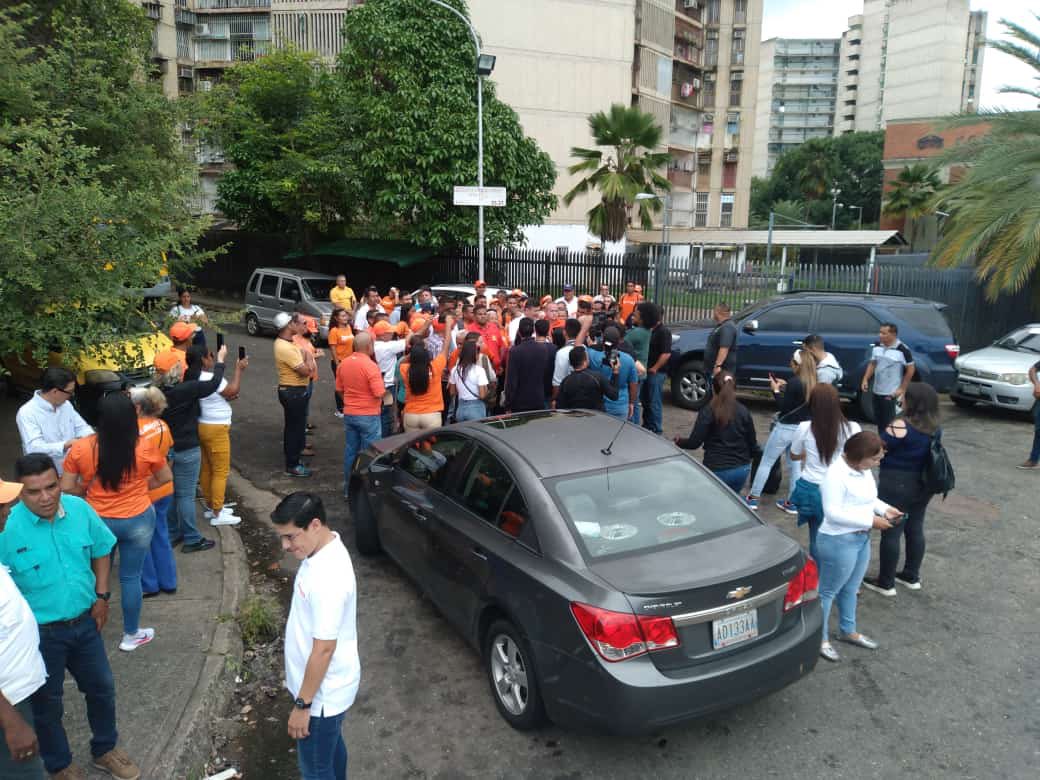 Superlano dio declaraciones en plena calle tras amenazas contra dueño del hotel donde iba a dar rueda de prensa (VIDEO)