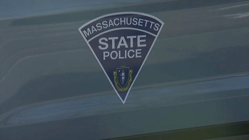 El insólito momento en que motorizado intenta huir de un oficial de policía en Massachusetts (VIDEO)