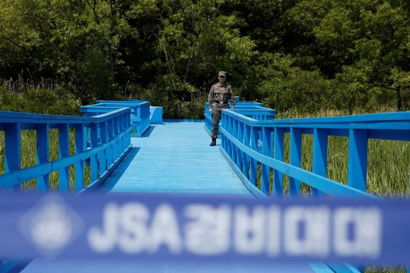 Estadounidense detenido en Corea del Norte fue multado por destrozos en Seúl