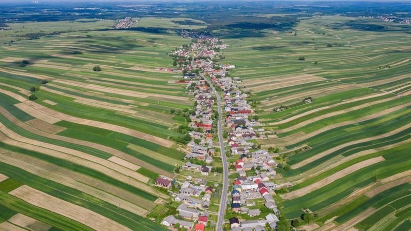 El pueblo de una sola calle donde viven 6.000 personas