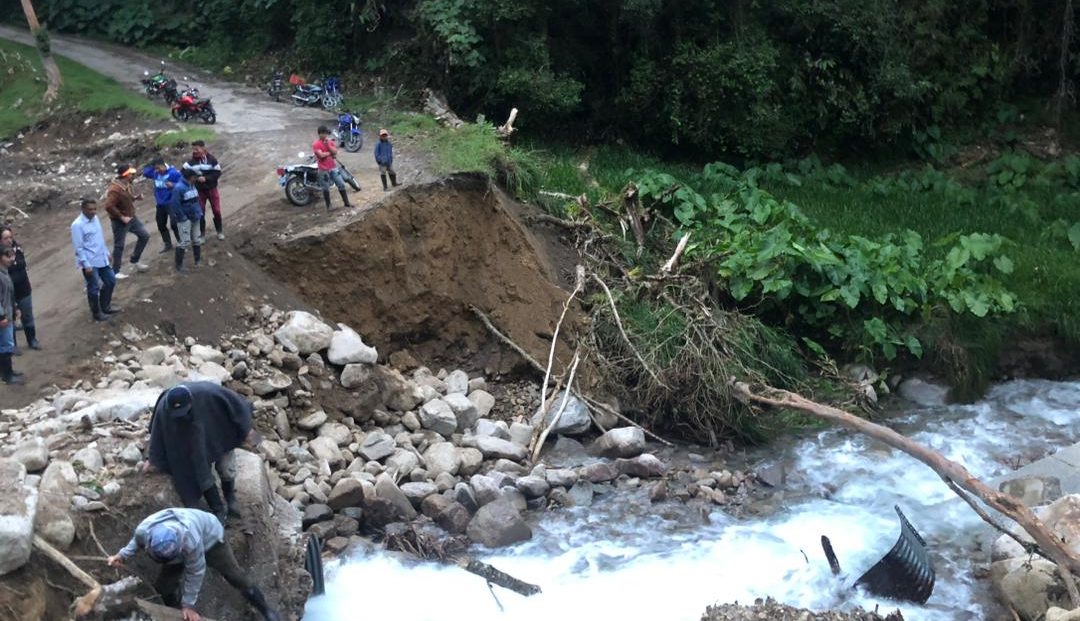 Productores de leche en San José de Bolívar desesperados suplican a Bernal que repare única vía que existe en el pueblo