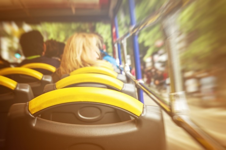 Chofer de autobús escolar abandonó a un grupo de niños en la carretera por insólito motivo