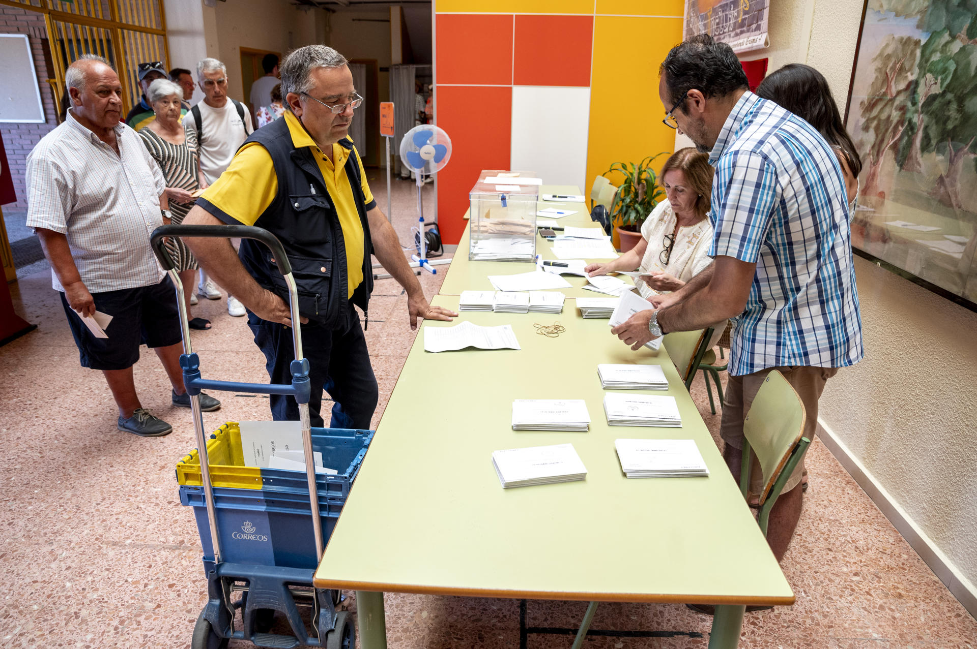 Españoles acuden a los colegios electorales para elegir al presidente de Gobierno