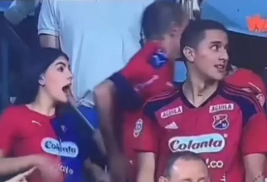 ¿Ni novio ni…? Hacen VIRAL a jovencita que se espantó con la kiss cam (VIDEO)