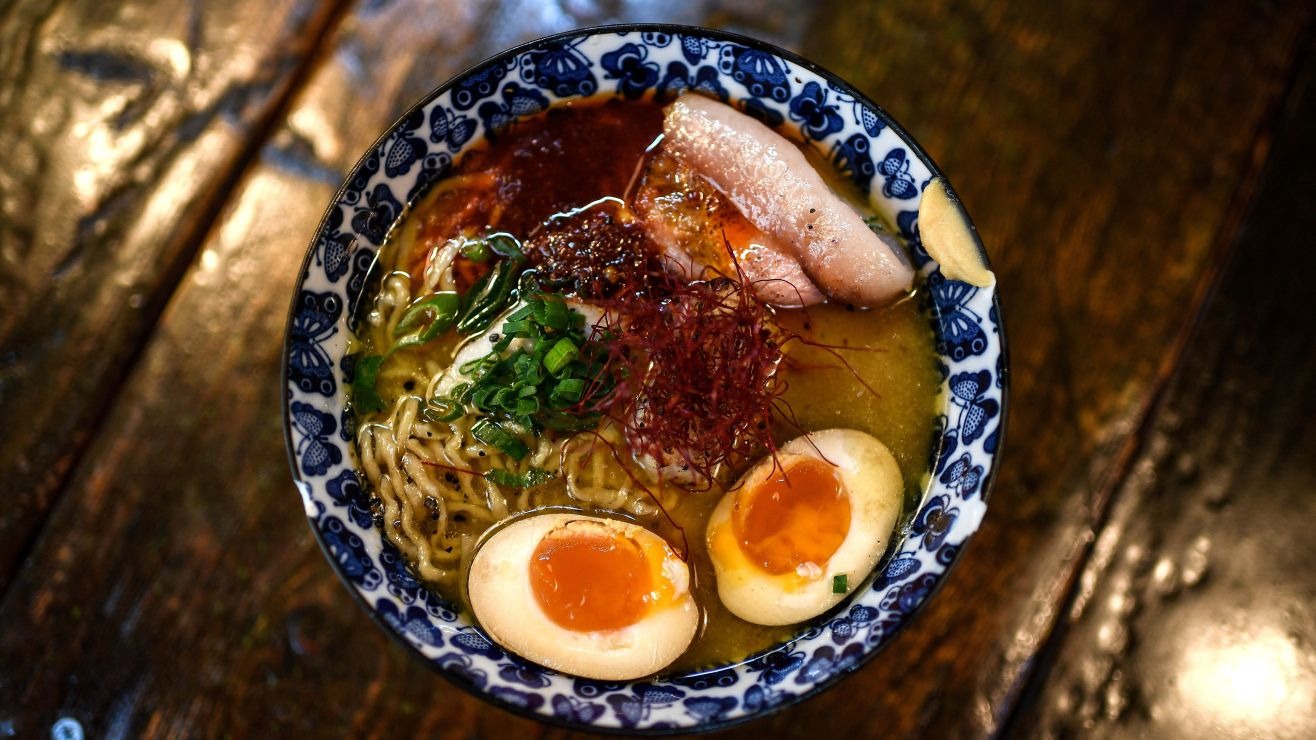 “Godzilla ramen”: el plato que causa furor por un ingrediente particular