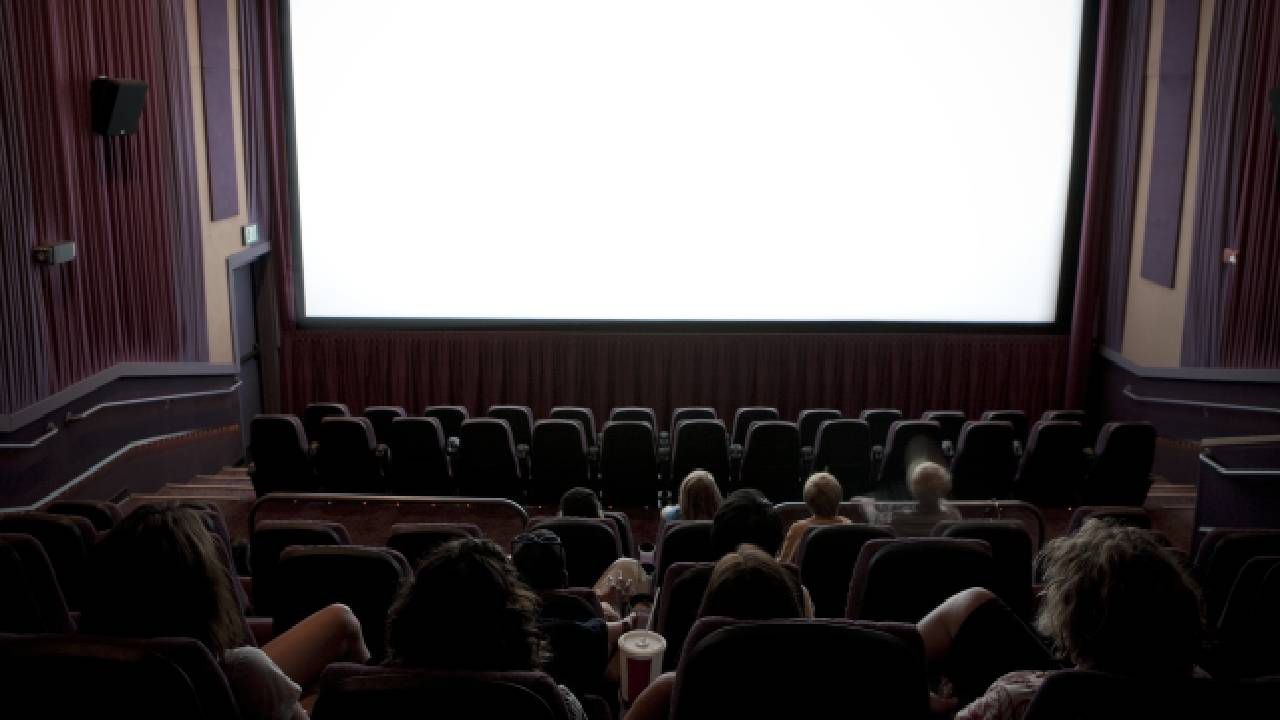 Estaba haciendo “home office”, fue al cine con la computadora y su jefe la llamó en medio de la película (VIDEO)