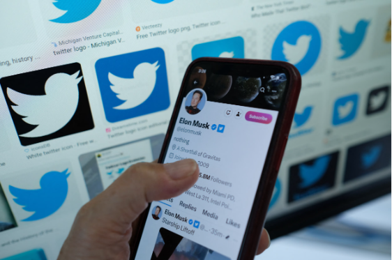 Twitter explicó que sus restricciones buscan combatir “bots” que extraen datos para la IA