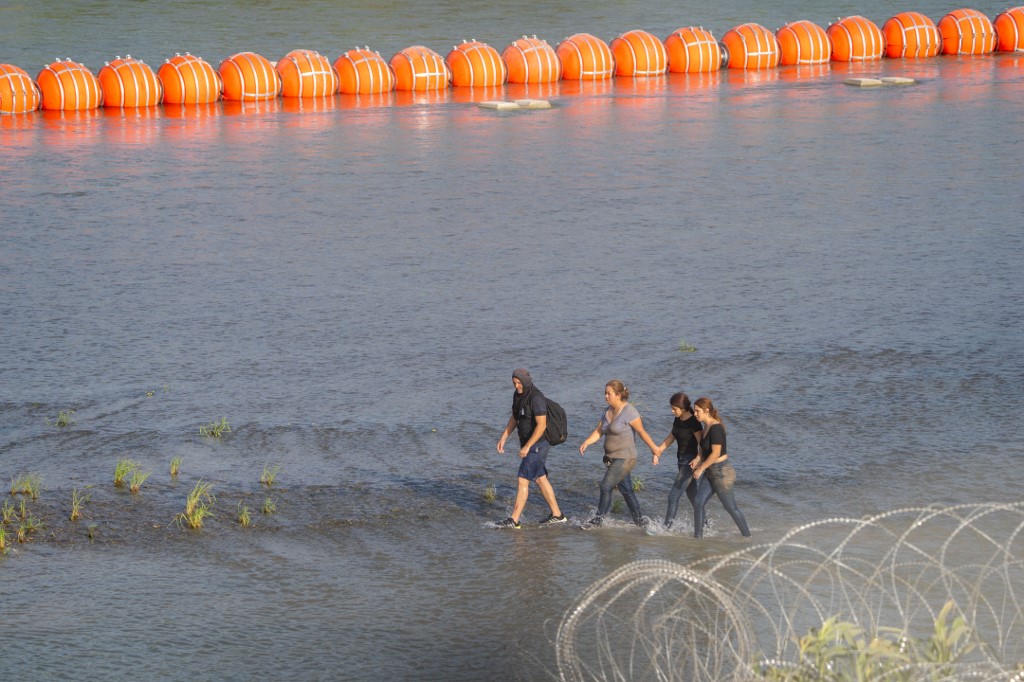 La mayoría de las boyas antiimigrantes en el Río Bravo están del lado mexicano