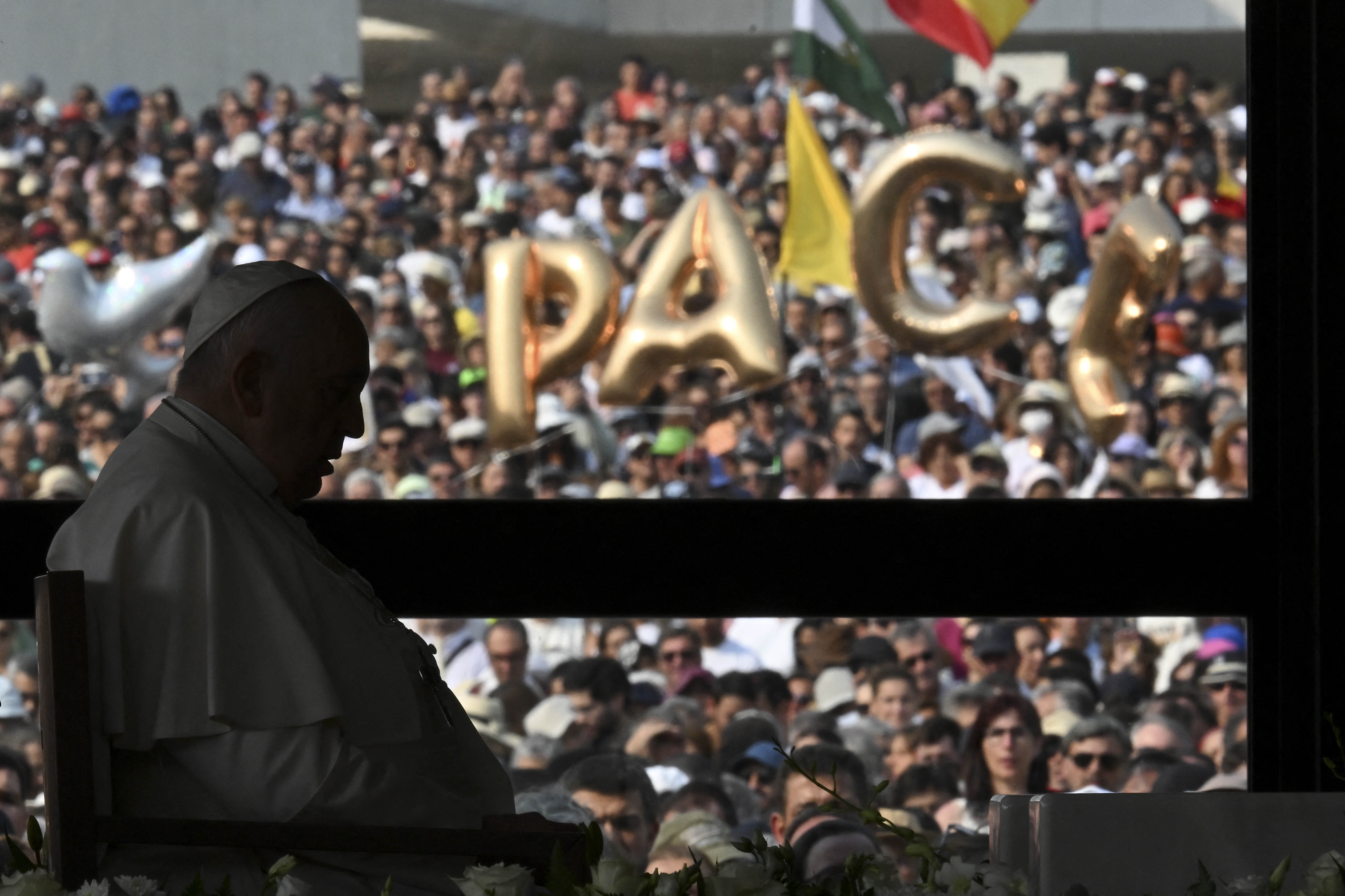 El papa Francisco rezó con dolor y en silencio por la paz en el mundo ante la Virgen en Fátima