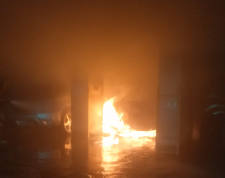 EN FOTOS: se incendiaron tres carros dentro de un estacionamiento en Baruta este #17Ago