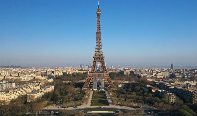 Un hombre salta en paracaídas desde la Torre Eiffel antes de ser detenido