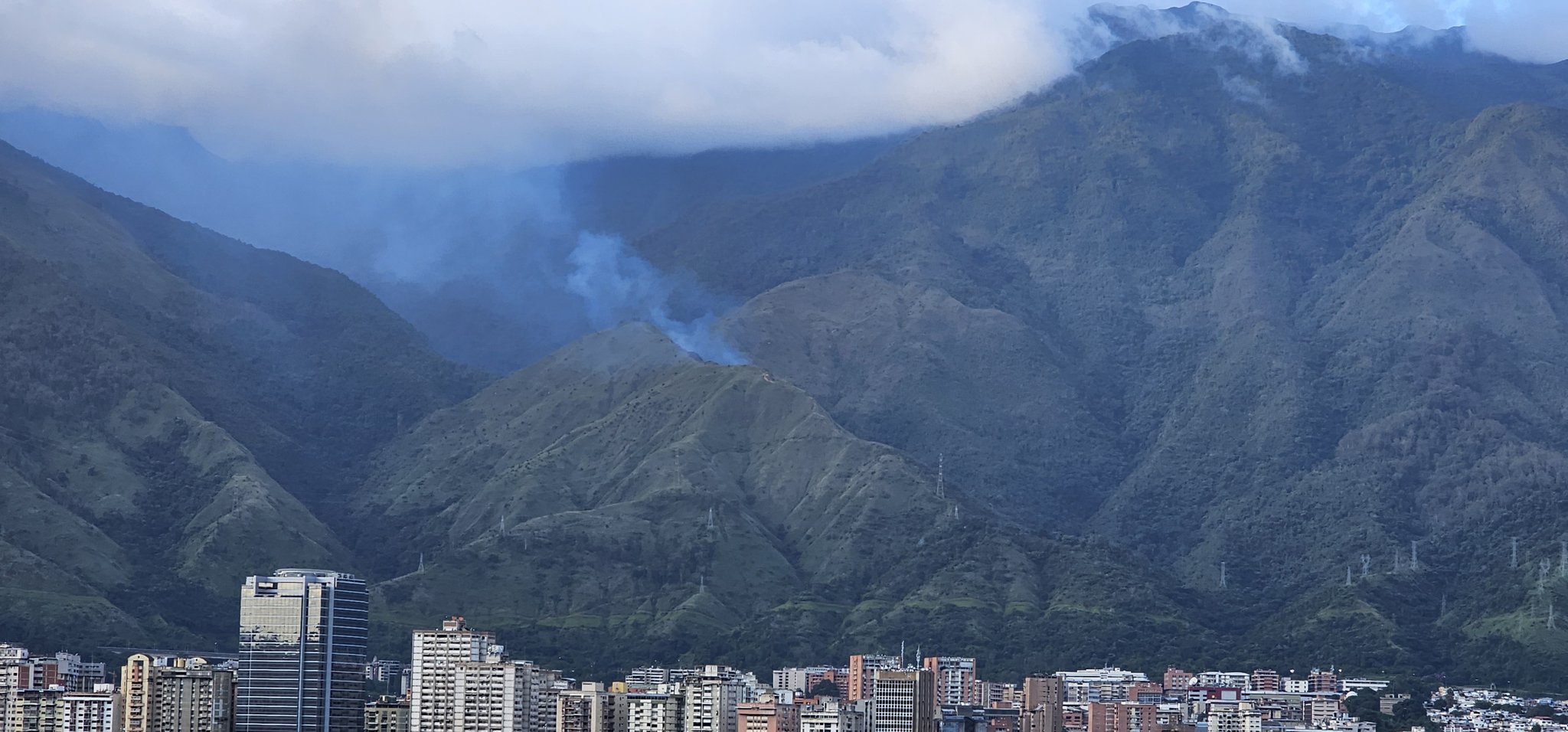 Se registró incendio forestal en El Ávila a la altura de Boleíta este #13Ago (FOTOS)