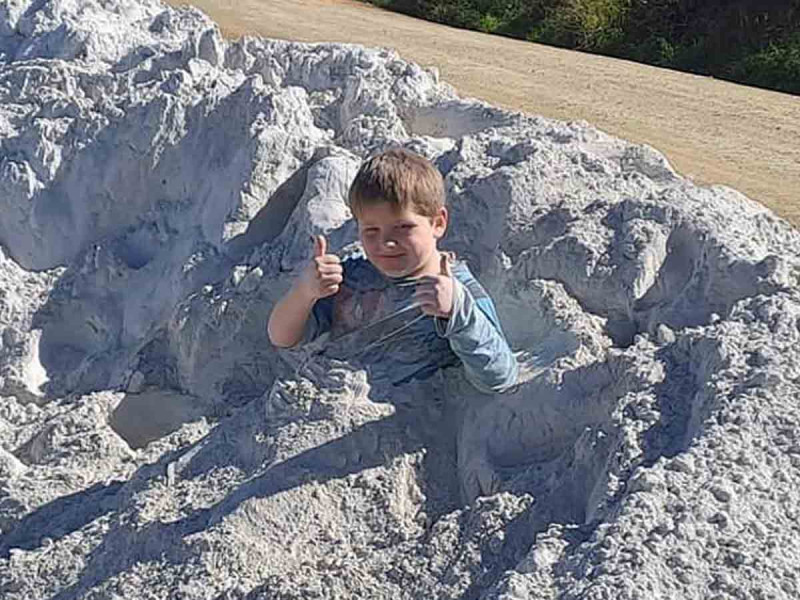Niño de siete años murió tras ser fotografiado mientras jugaba en medio de polvo tóxico