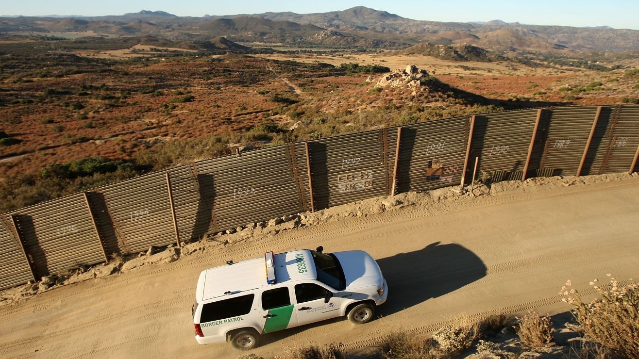 Veintena de coyotes coordinaban en redes sociales el tráfico de migrantes por la frontera en Arizona