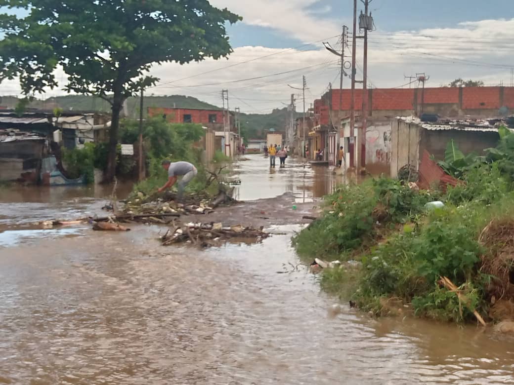 En este sector de Barcelona las cloacas están tan colapsadas que caen tres gotas y se inundan