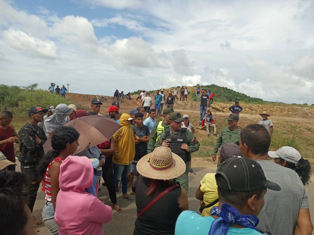 Hartos por tanta sequía, vecinos de El Hatillo protestaron en la Troncal 9 al oeste de Anzoátegui