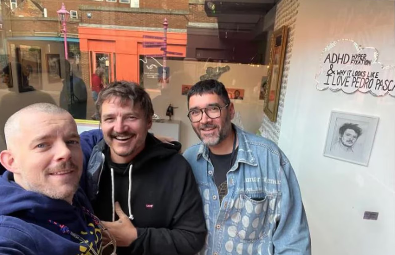 El incómodo momento que vivió el actor Pedro Pascal tras visitar una exposición de arte en su honor