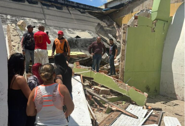 Colapsó el techo de una Iglesia en Zulia y el altar donde está la Virgen del Rosario de Aranzazú quedó intacto (IMÁGENES)