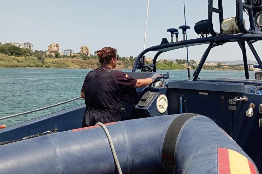 La piloto que persigue a los narcos a más de 100 kilómetros por hora: “Me gusta el mar, la adrenalina y la velocidad”