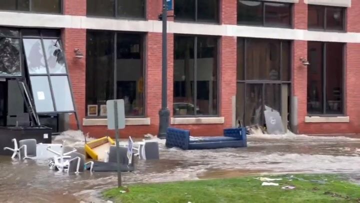 Inundaciones golpean a Massachusetts: Vehículos sumergidos y caos tras fuertes lluvias (VIDEO)