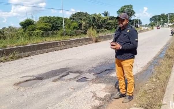 Conductores hacen maromas para esquivar los huecos en la intercomunal de Barinas