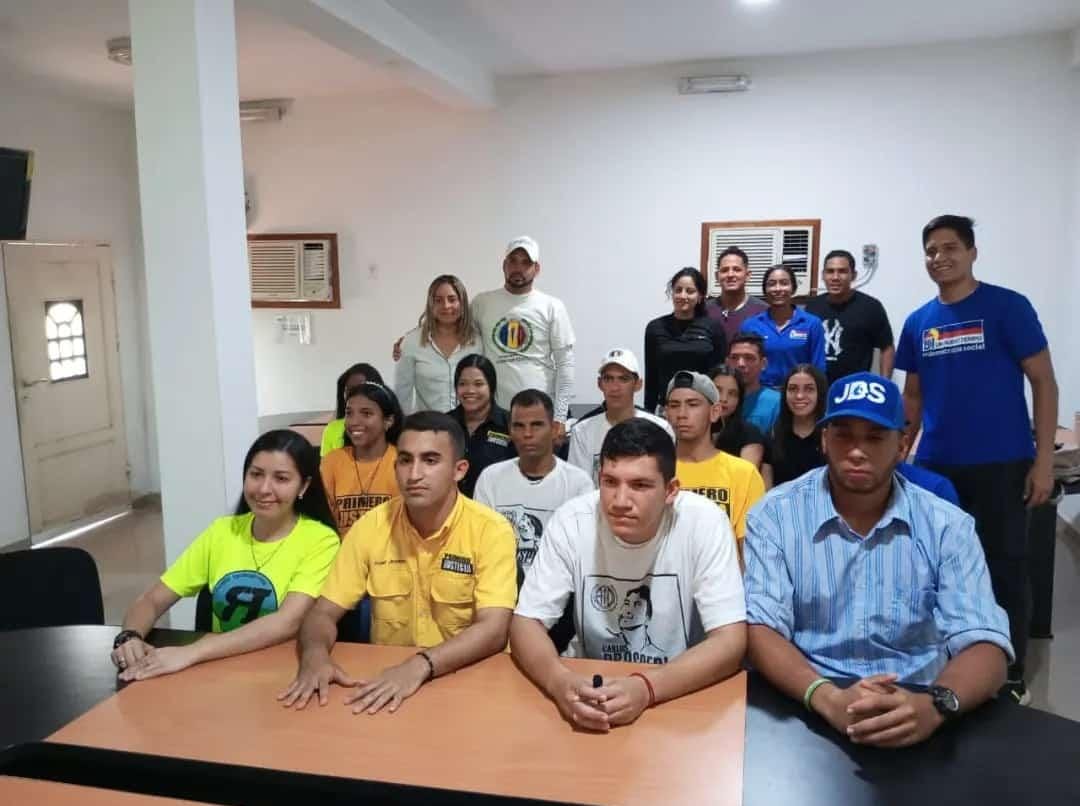 Jóvenes exigen al CNE habilitar máquinas para que nuevos votantes se registren en el REP