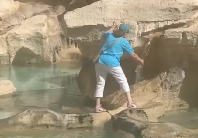 ¿El agua más cara del mundo? Turista se metió en la Fontana di Trevi para llenar su botella y pasó lo peor (VIDEO)