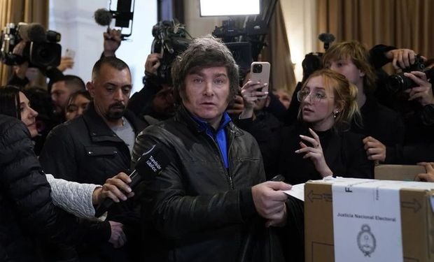 Javier Milei, la sorpresa de la jornada electoral en Argentina: Se entusiasman con la llegada de los primeros datos extraoficiales