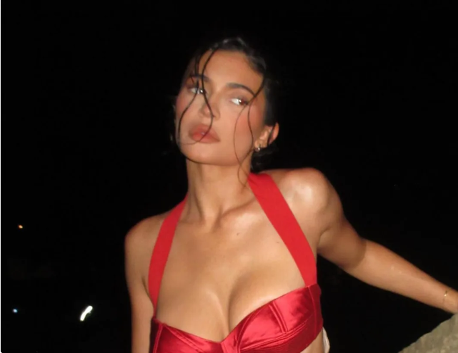 Kylie Jenner se desnudó para recrear el famoso cartel de “Striptease” para Halloween (FOTO + DIOOSS)