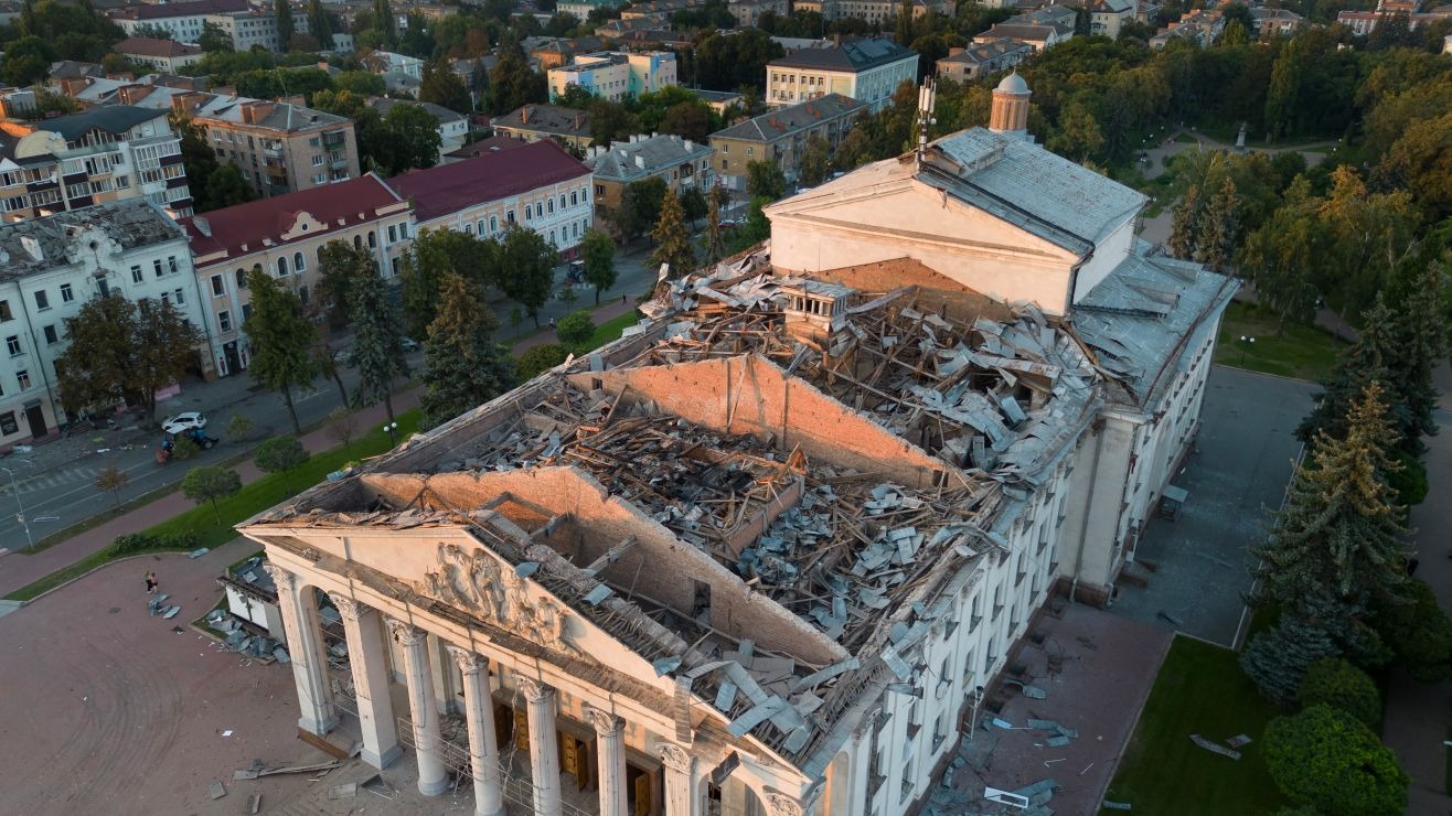 VIDEO captó cómo misil ruso impactó un teatro en Chernihiv, Ucrania: Ataque dejó siete muertos y 144 heridos