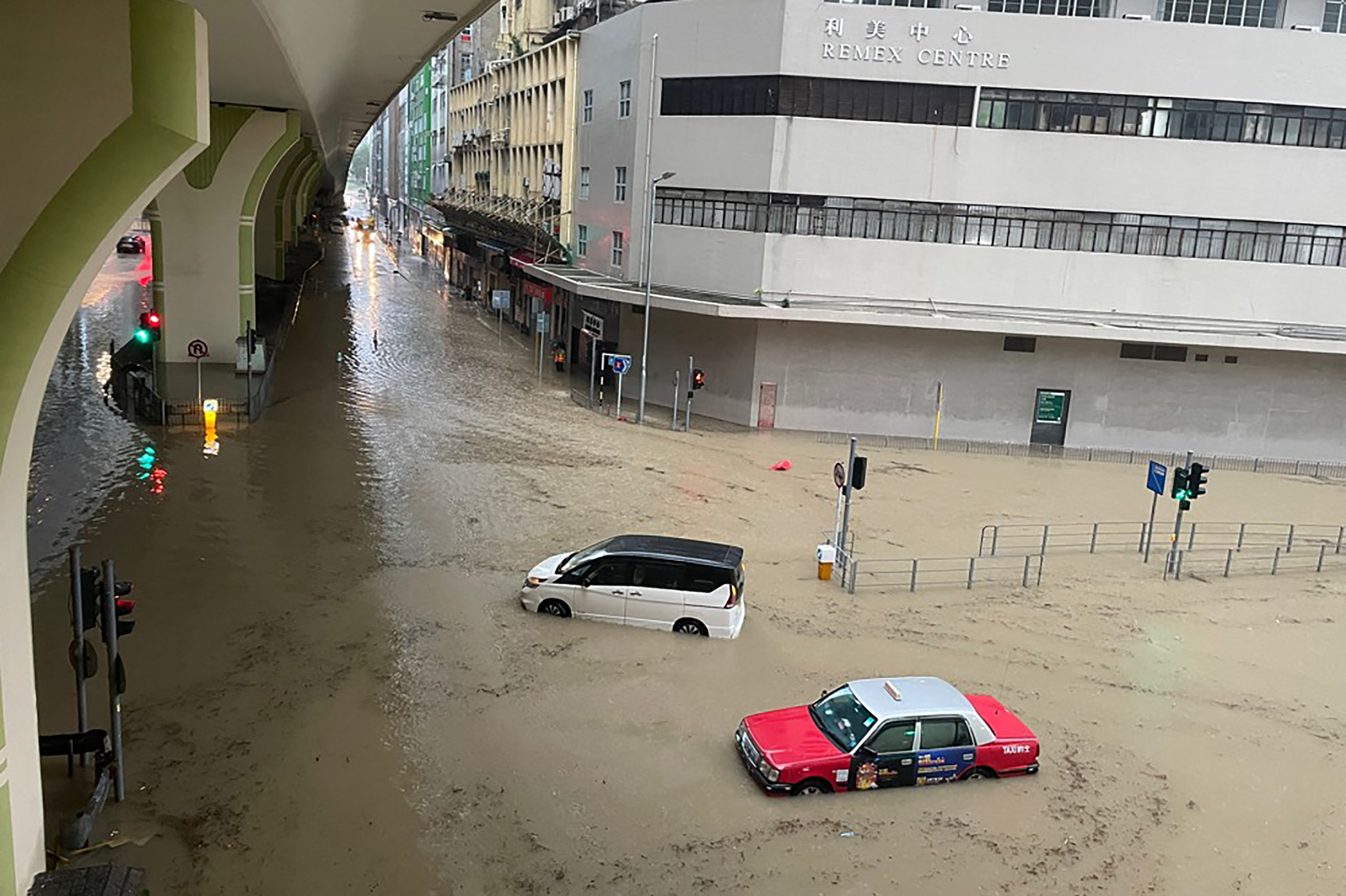 En imágenes: un muerto y más de 100 heridos tras la peor inundación en Hong Kong en las de 100 años