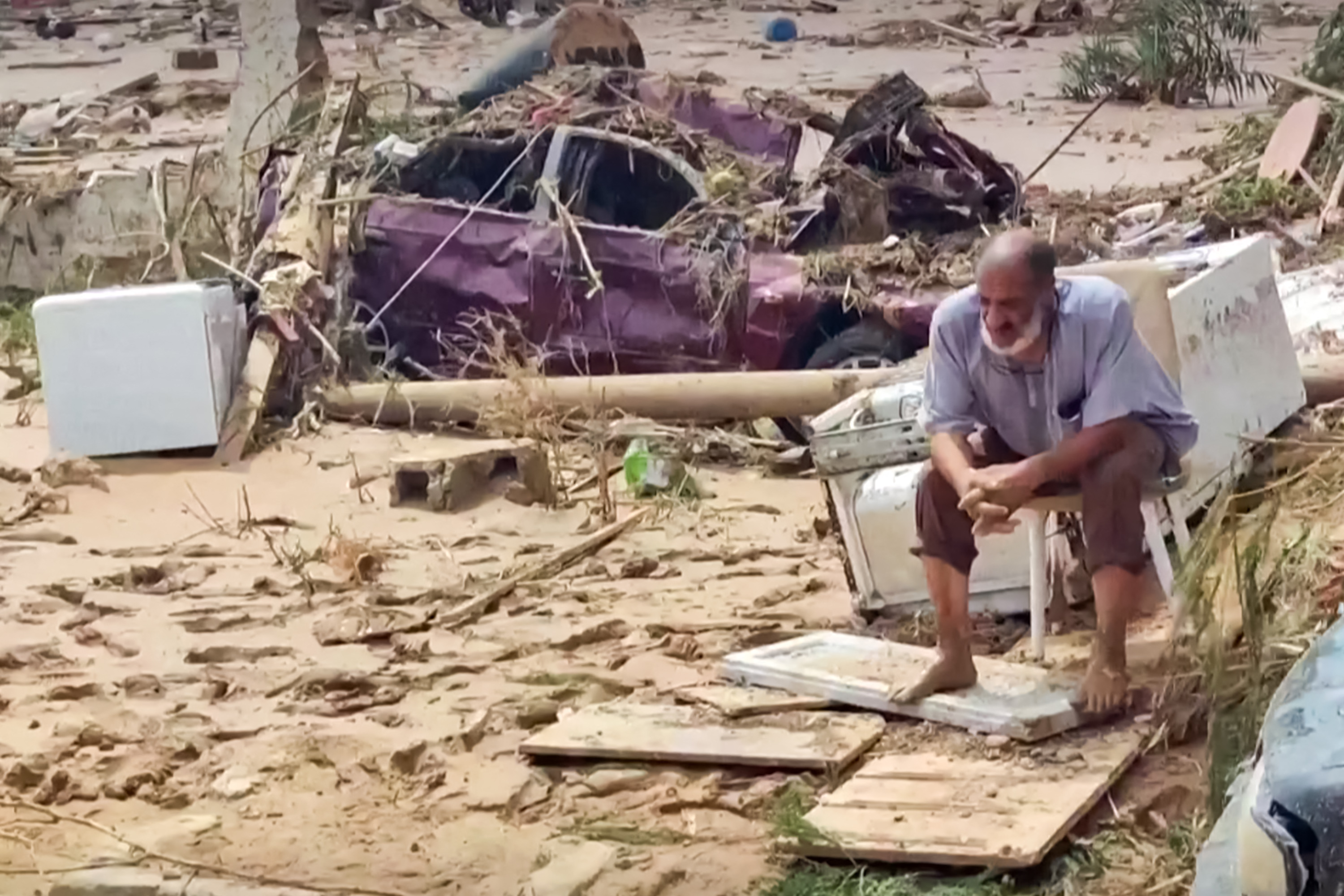 Socorristas buscan a miles de desaparecidos en Libia una semana después de las inundaciones