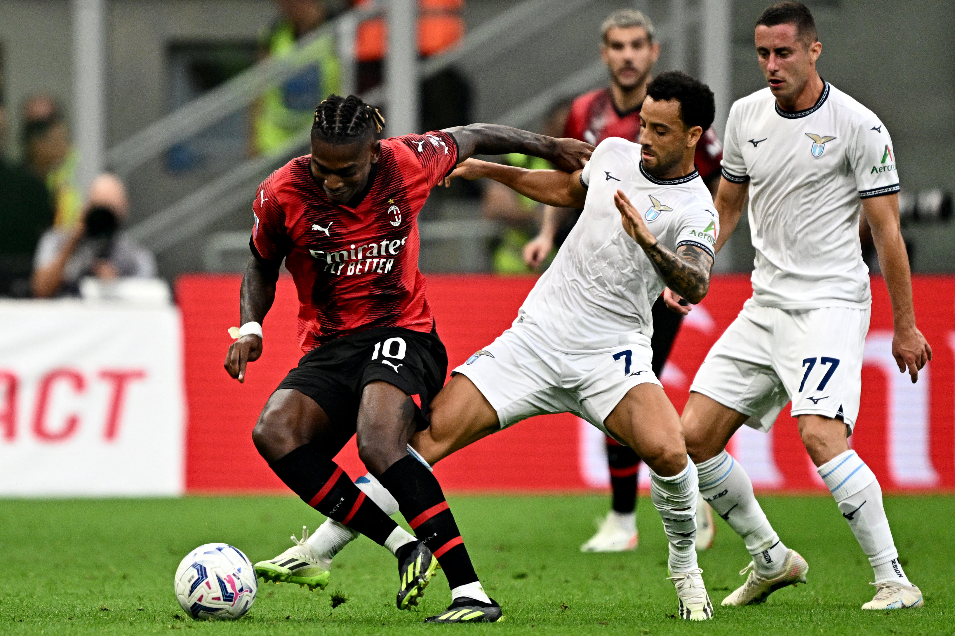 Rafael Leao sacó de un problema al Milan frente a la Lazio