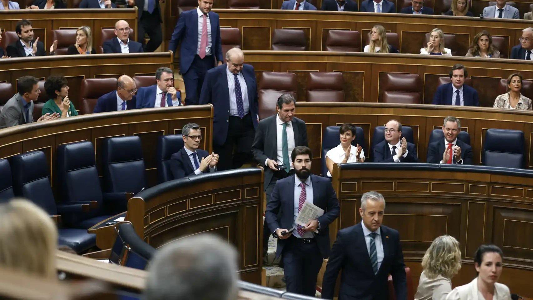 Los diputados de Vox abandonan el hemiciclo durante intervención en gallego de un diputado del Psoe (VIDEO)