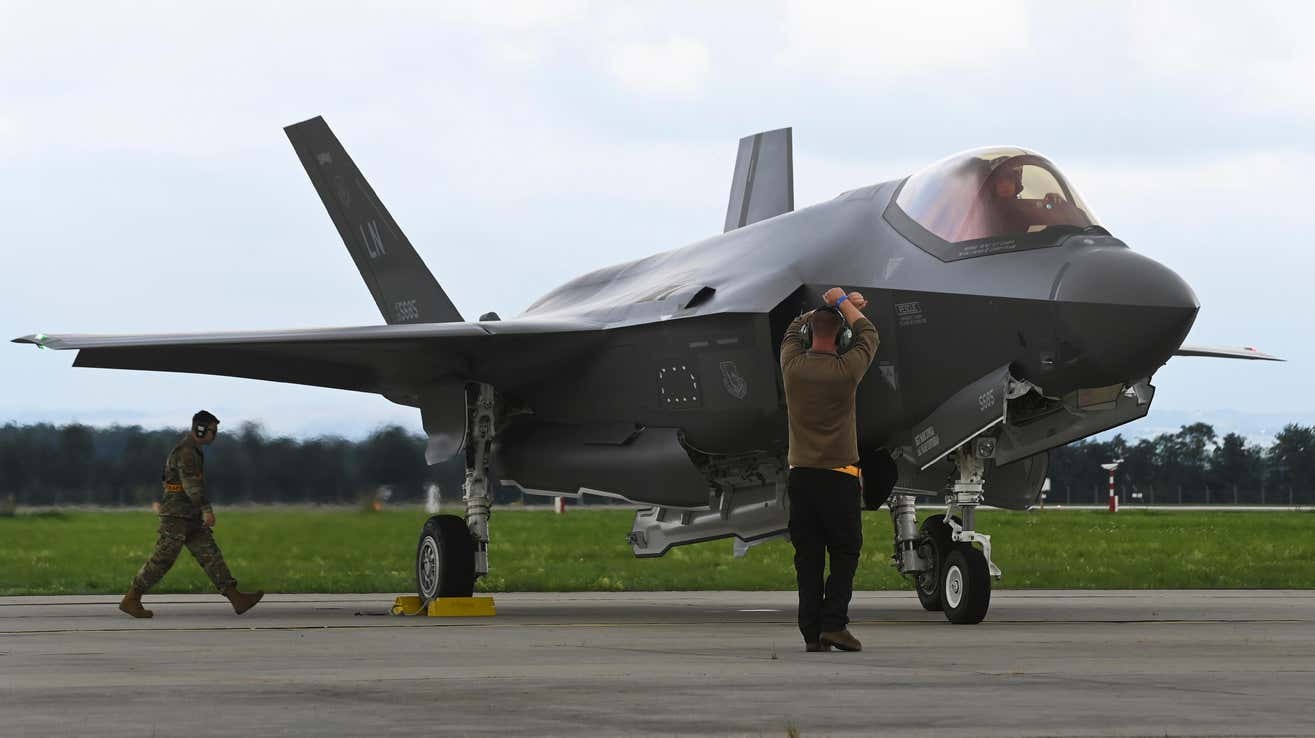 Sale a la luz la llamada al 911 del piloto que se eyectó de un caza F-35 en Carolina del Sur