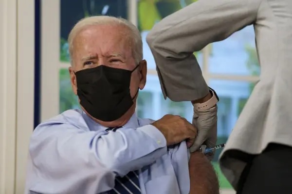 Biden recibió vacuna actualizada contra el Covid-19