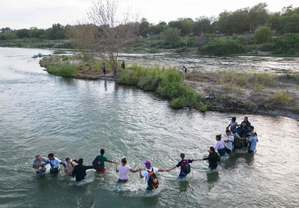 Baño de sangre: Agente de la Patrulla Fronteriza fue brutalmente golpeado en Texas por un migrante