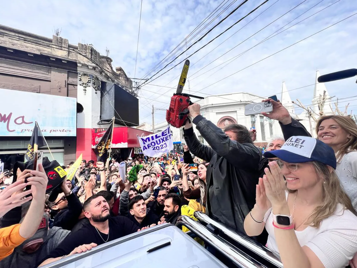 Milei prendió una motosierra durante una manifestación para advertir a los corruptos (VIDEO)